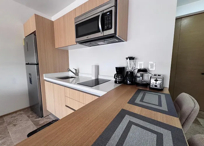 Stylish Near 5th Avenue With Ocean Views *
