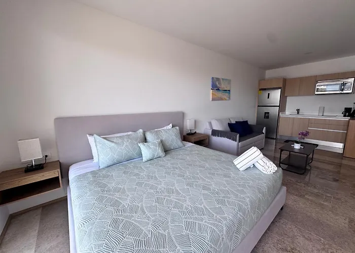 Stylish Near 5th Avenue With Ocean Views *
