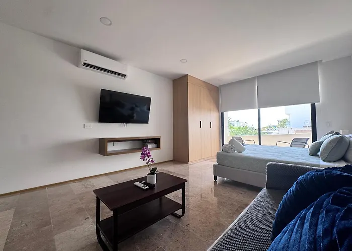 Stylish Near 5th Avenue With Ocean Views *
