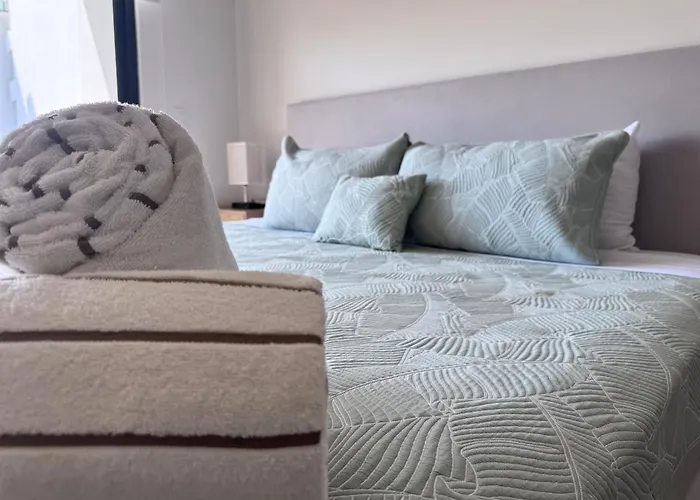 Stylish Near 5th Avenue With Ocean Views Apartment