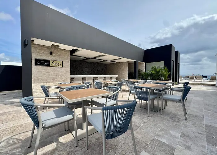 Stylish Near 5th Avenue With Ocean Views *